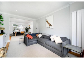 4BR House Minutes from Transport & Attractions